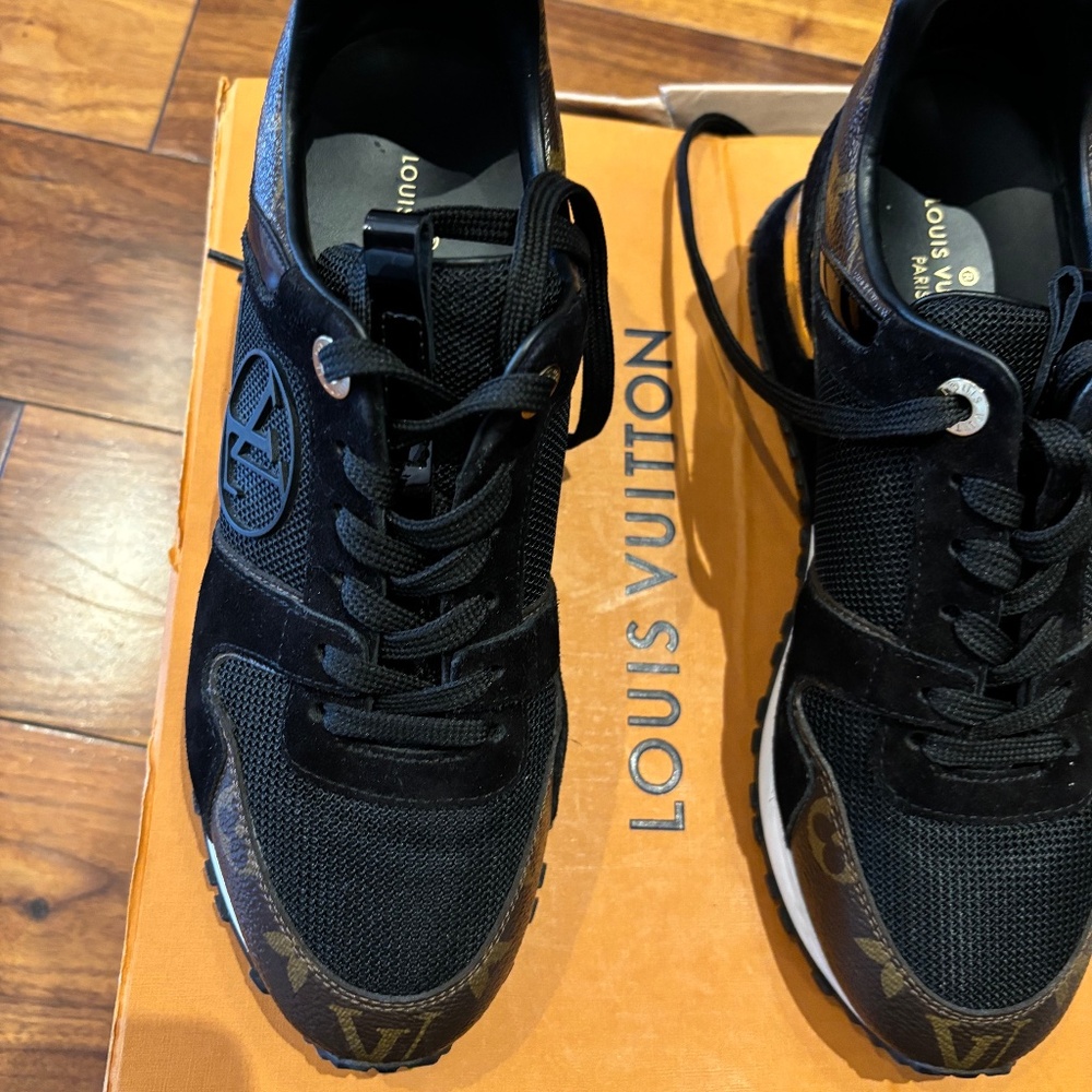 LOUIS VUITON LADIES RUNWAY SNEAKERS SIZE 36
